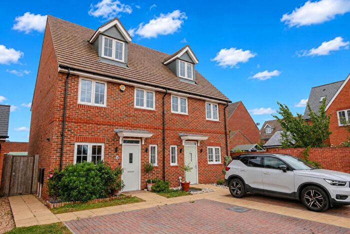 3 Bedroom Semi-Detached House For Sale In Bell Weather Furlong, Benson, OX10