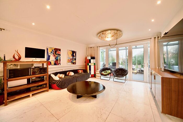 5 Bedroom Detached House For Sale In Well Grove, London, N20