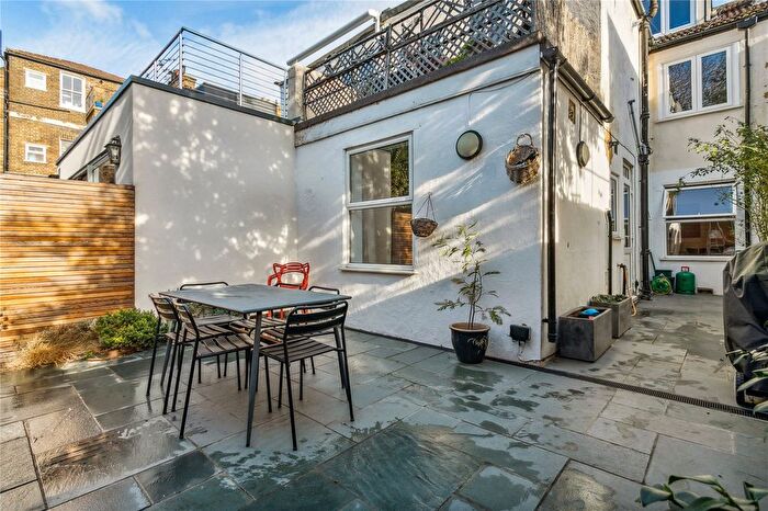 2 Bedroom Flat To Rent In Edgeley Road, London, SW4