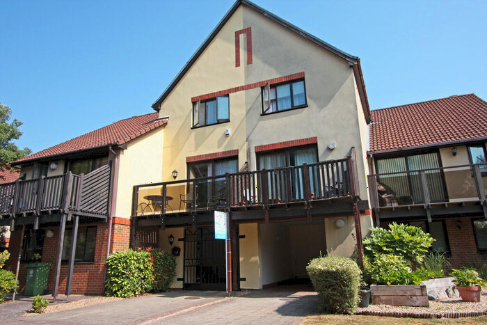 3 Bedroom Town House To Rent In Coverack Way, Port Solent, PO6