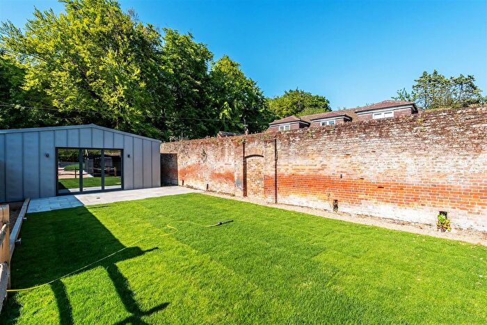 2 Bedroom Detached Bungalow To Rent In Givons Grove, Leatherhead, KT22