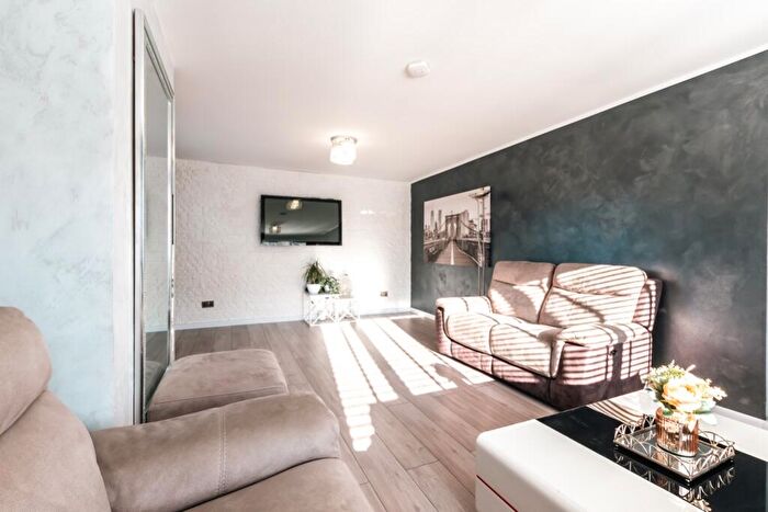6 Bedroom Semi-Detached House For Sale In Cheriton Avenue, Southampton, Hampshire, SO18