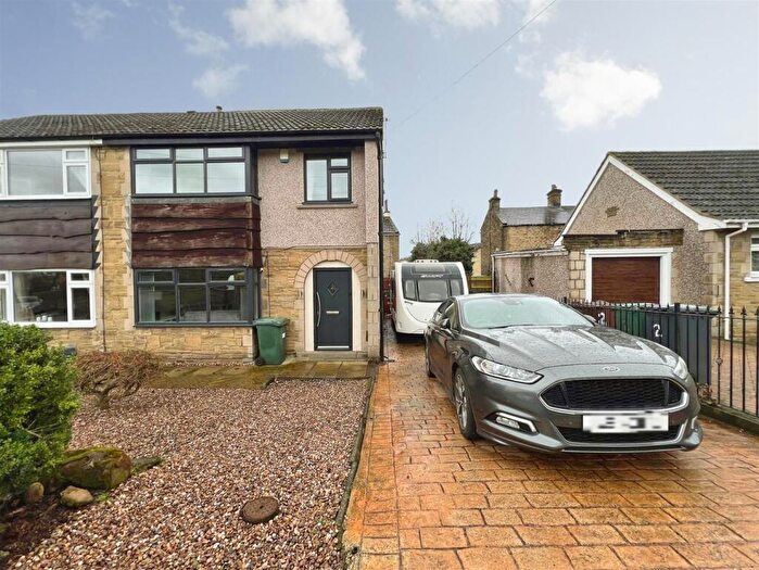 3 Bedroom Semi Detached House For Sale In Robin Close, Bradford, BD2