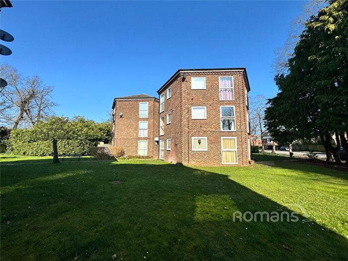 2 Bedroom Apartment For Sale In Quinneys, Farnborough, Hampshire, GU14