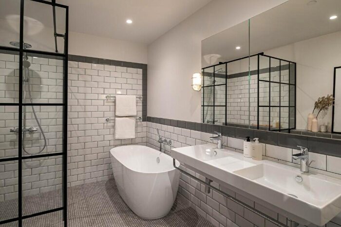 2 Bedroom Apartment For Sale In Canary Wharf, London, E14