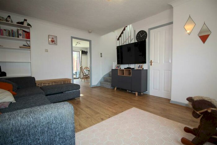 3 Bedroom Semi-Detached House To Rent In Pettys Close, Cheshunt, EN8