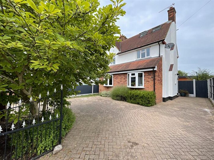 4 Bedroom Semi Detached House For Sale In Princes Avenue, Corringham, SS17