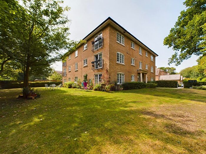 2 Bedroom Flat For Sale In Fernhill Place, Sherfield-On-Loddon, RG27