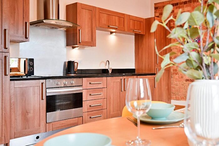 1 Bedroom Flat To Rent In Proffesionals! Commuting Made Easy, Stylish Bed On Old Christchurch Road, BH1