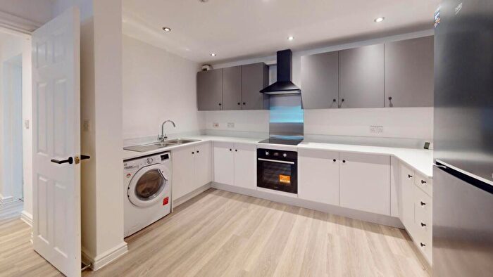 5 Bedroom Flat To Rent In Wilmslow Road, Withington, M20
