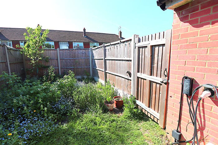 3 Bedroom Semi-Detached House For Sale In Elmsleigh Road, Farnborough, GU14