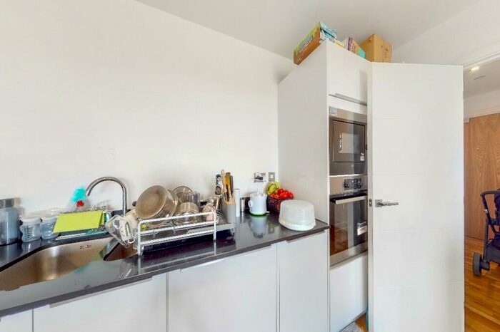 2 Bedroom Flat To Rent In City View Point, Leven Road, London, E14
