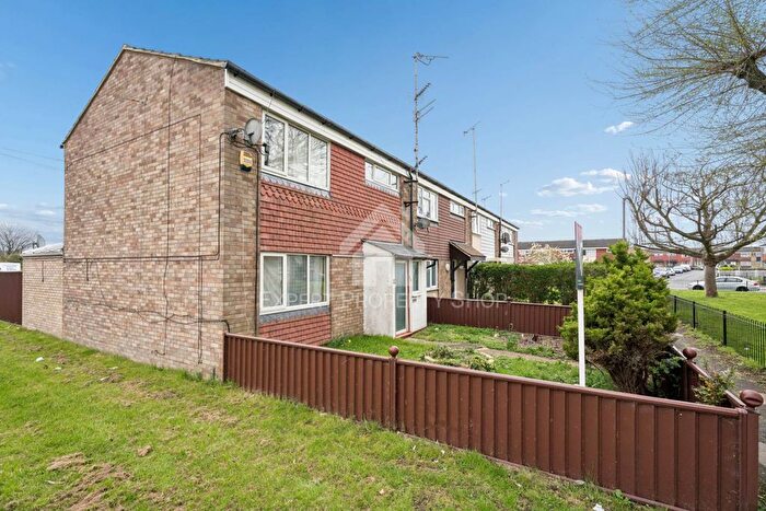 3 Bedroom End Terrace House For Sale In Harvey Road, Aylesbury, HP21