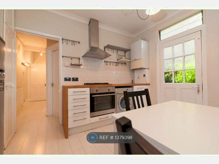 2 Bedroom Maisonette To Rent In Leverson Street, London, SW16