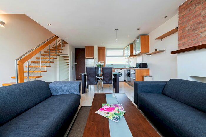 3 Bedroom Flat To Rent In Westbridge Road, London, SW11