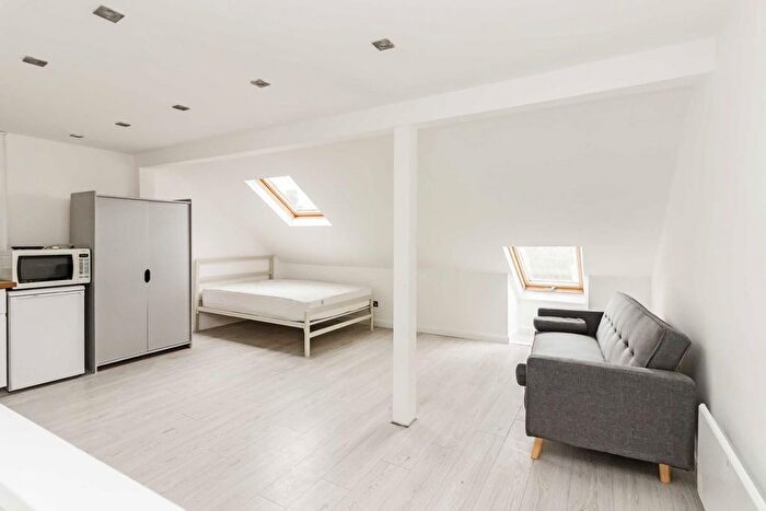 Studio To Rent In Princes Avenue, Finchley, N3