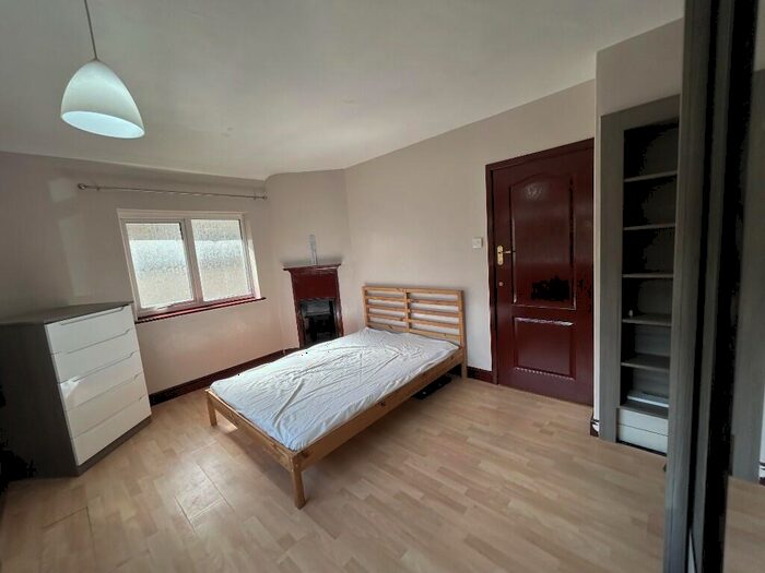 4 Bedroom Semi-Detached House To Rent In Flintham Drive, Nottingham, Nottinghamshire, NG5