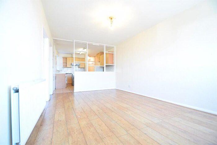 2 Bedroom Flat To Rent In Pettits Lane North, Romford, London, RM1