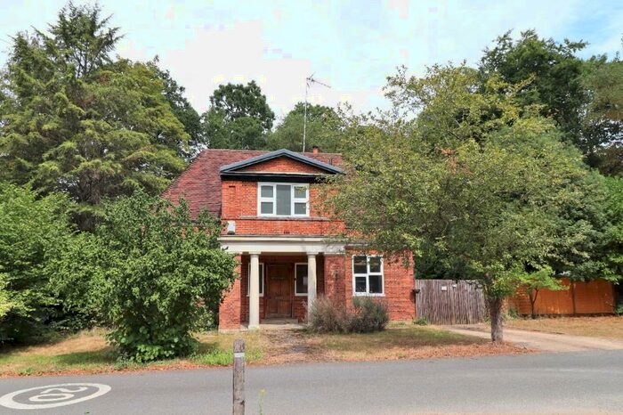 2 Bedroom Detached House To Rent In West Avenue, Walton-On-Thames, Surrey, KT12