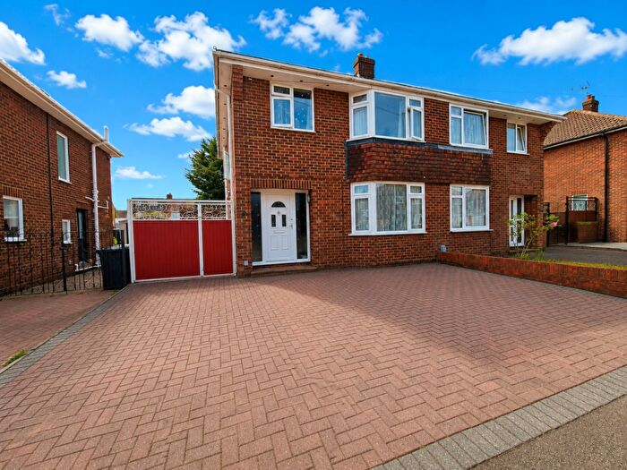3 Bedroom Semi Detached House For Sale In Silecroft Road, Luton, Bedfordshire, LU2