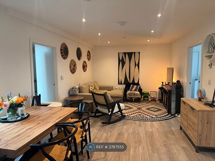 2 Bedroom Flat To Rent In Edgewood Mews, London, N3