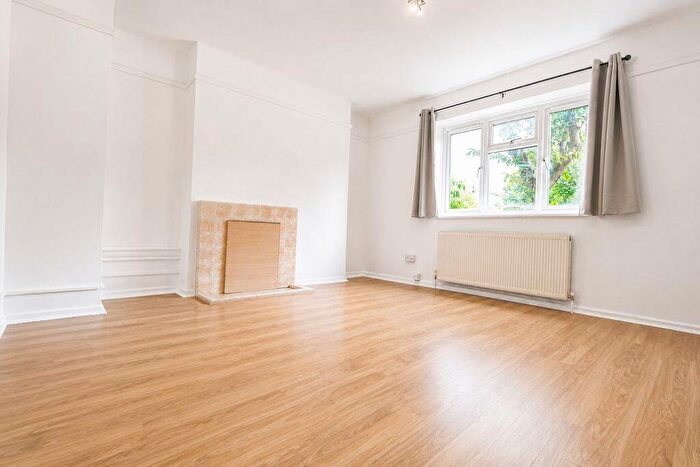 2 Bedroom Flat To Rent In Bedroom Flat - Hornsey, N8