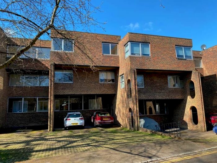 2 Bedroom Flat To Rent In Stroudwater Park, Weybridge, Surrey, KT13