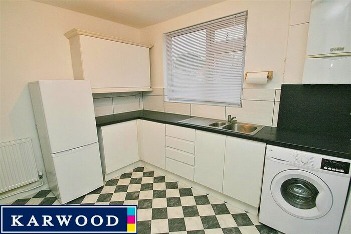 3 Bedroom Bungalow To Rent In North Hyde Road, Hayes, UB3