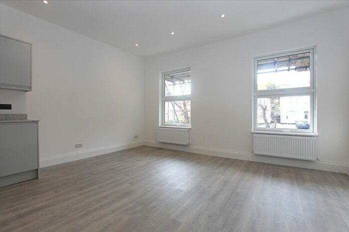 3 Bedroom Flat To Rent In Bounds Green Road, London, N11