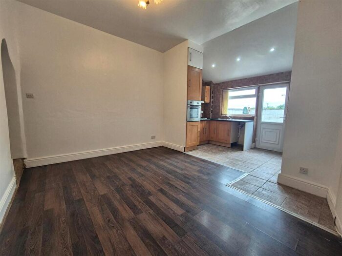 2 Bedroom End Of Terrace House To Rent In Cheetham Hill Road, Dukinfield, SK16