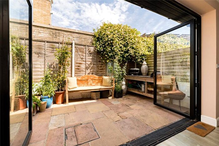 3 Bedroom House To Rent In Bridge Lane, Battersea, SW11