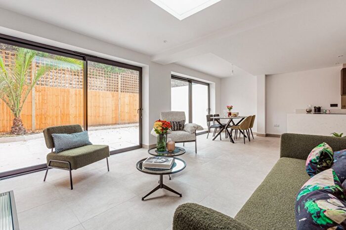 3 Bedroom Flat For Sale In Alma Road, The Tonsleys, SW18