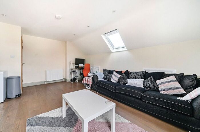 1 Bedroom Flat To Rent In High Street, Bovingdon, Hemel Hempstead, Hertfordshire, HP3
