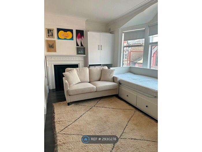 Studio To Rent In Hillfield Park Mews, London, N10