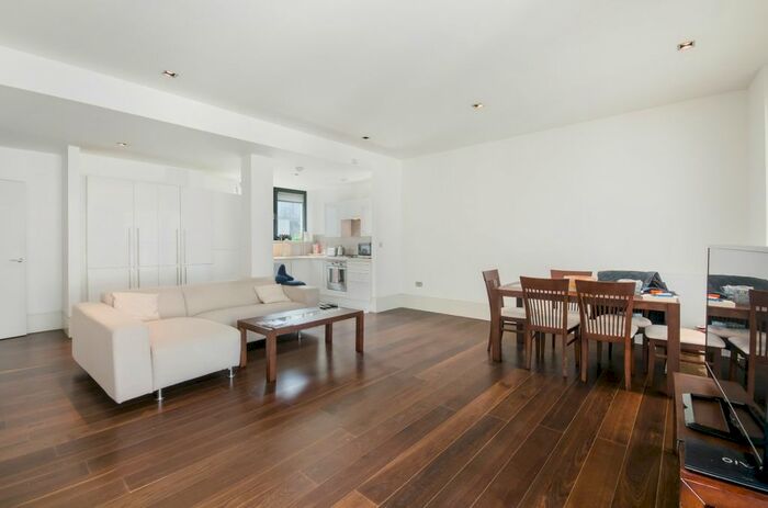 2 Bedroom Flat To Rent In Slingsby Place, London, Greater London, WC2E