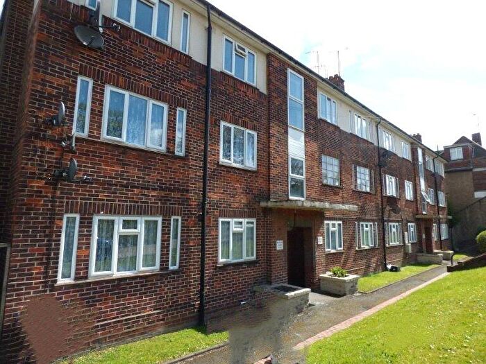 2 Bedroom Apartment For Sale In High Street North, Dunstable, Bedfordshire, LU6