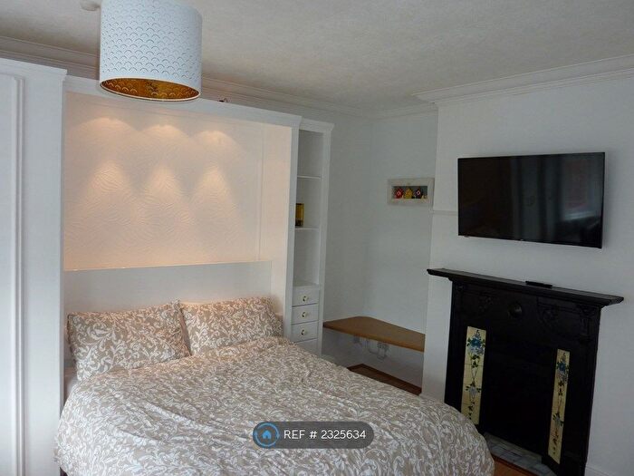 1 Bedroom Flat To Rent In West Road, Bournemouth, BH5