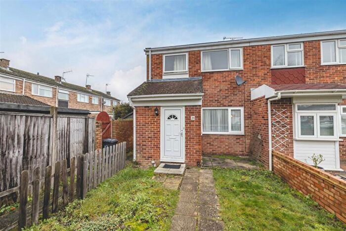 3 Bedroom End Of Terrace House For Sale In Stirling Close, Windsor, SL4