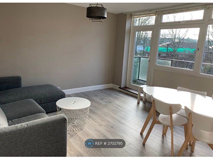 3 Bedroom Flat To Rent In Crescent Court, London, SW4