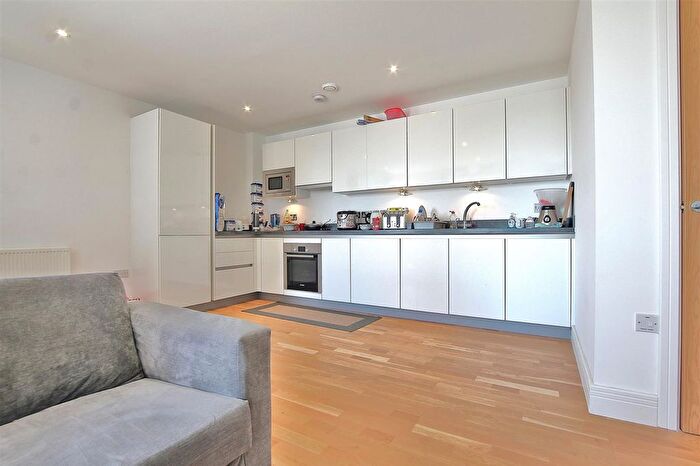 2 Bedroom Flat To Rent In High Street, Topaz Apartments High Street, TW3