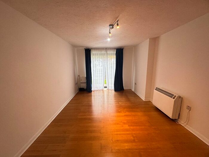 1 Bedroom Flat To Rent In Hanworth Road, Hounslow, TW3