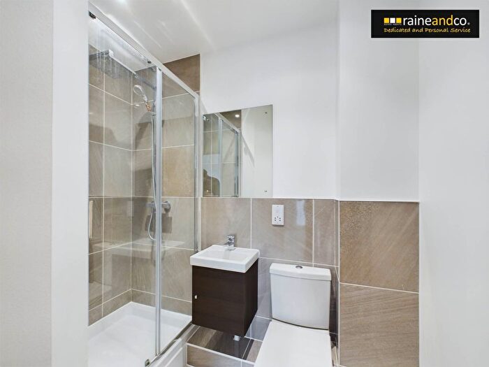 2 Bedroom Flat To Rent In Darkes Lane, Potters Bar, EN6