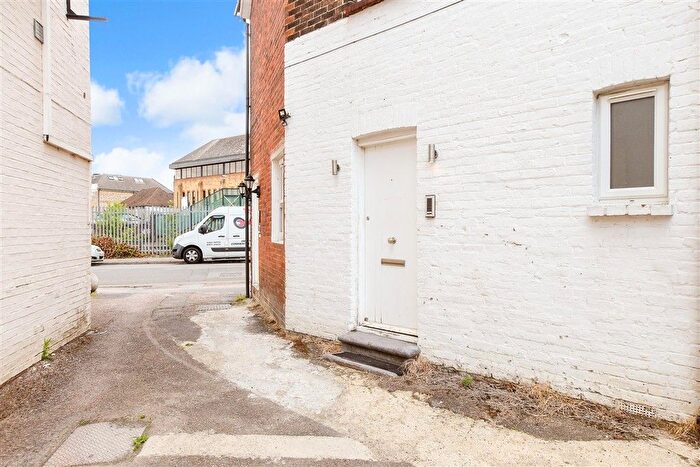 2 Bedroom Maisonette For Sale In Yattendon Road, Horley, Surrey, RH6