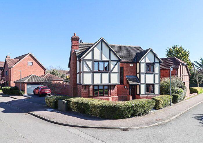 4 Bedroom Detached House For Sale In Badgers Gate, Dunstable, LU6