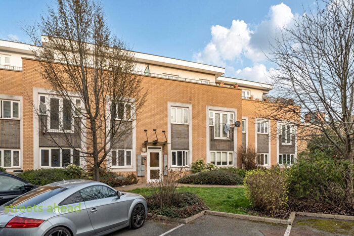 2 Bedroom Apartment For Sale In Pavement Square, Croydon, CR0