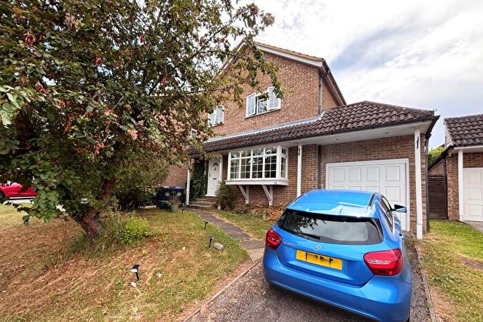 4 Bedroom Detached House To Rent In Knaphill, GU21