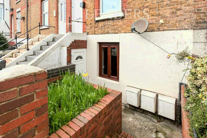 1 Bedroom Flat To Rent In Langney Road, Eastbourne, BN21