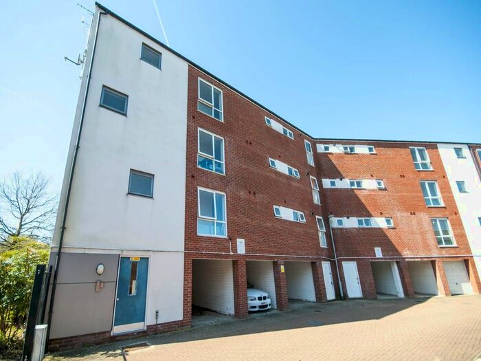 3 Bedroom Flat To Rent In Aviation Avenue, Hatfield, Hertfordshire, AL10