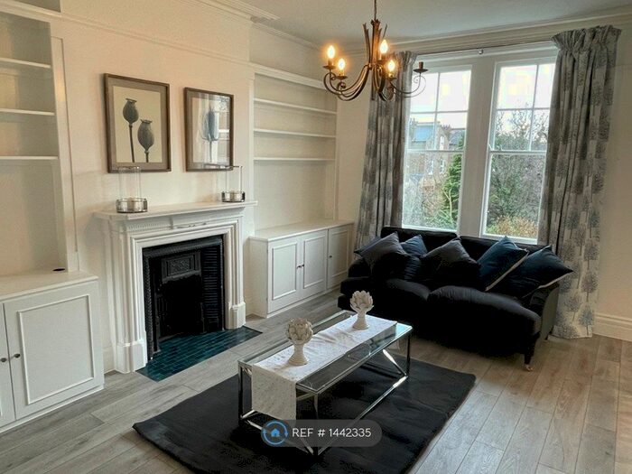 2 Bedroom Flat To Rent In Mayford Road, London, SW12