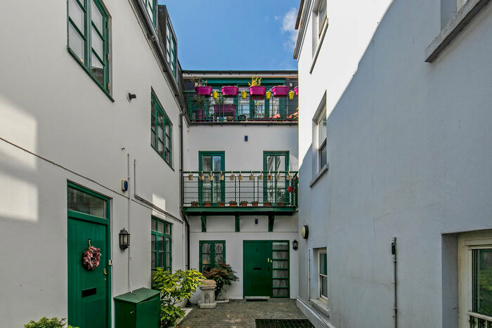 1 Bedroom Flat To Rent In Wessex Court, Upper High Street, Winchester, SO23